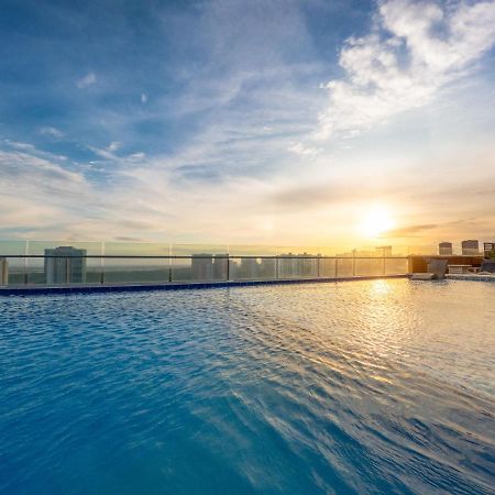 Sky Collection Lifestyle Hotel & Suites Barranquilla Barranquilla (Atlantico) Exteriör bild Infinity pool at the rooftop of the hotel
