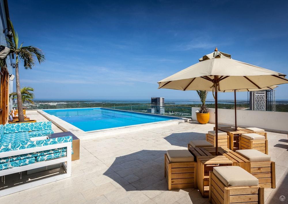 Sky Collection Lifestyle Hotel & Suites Barranquilla Barranquilla (Atlantico) Exteriör bild Rooftop pool at the hotel