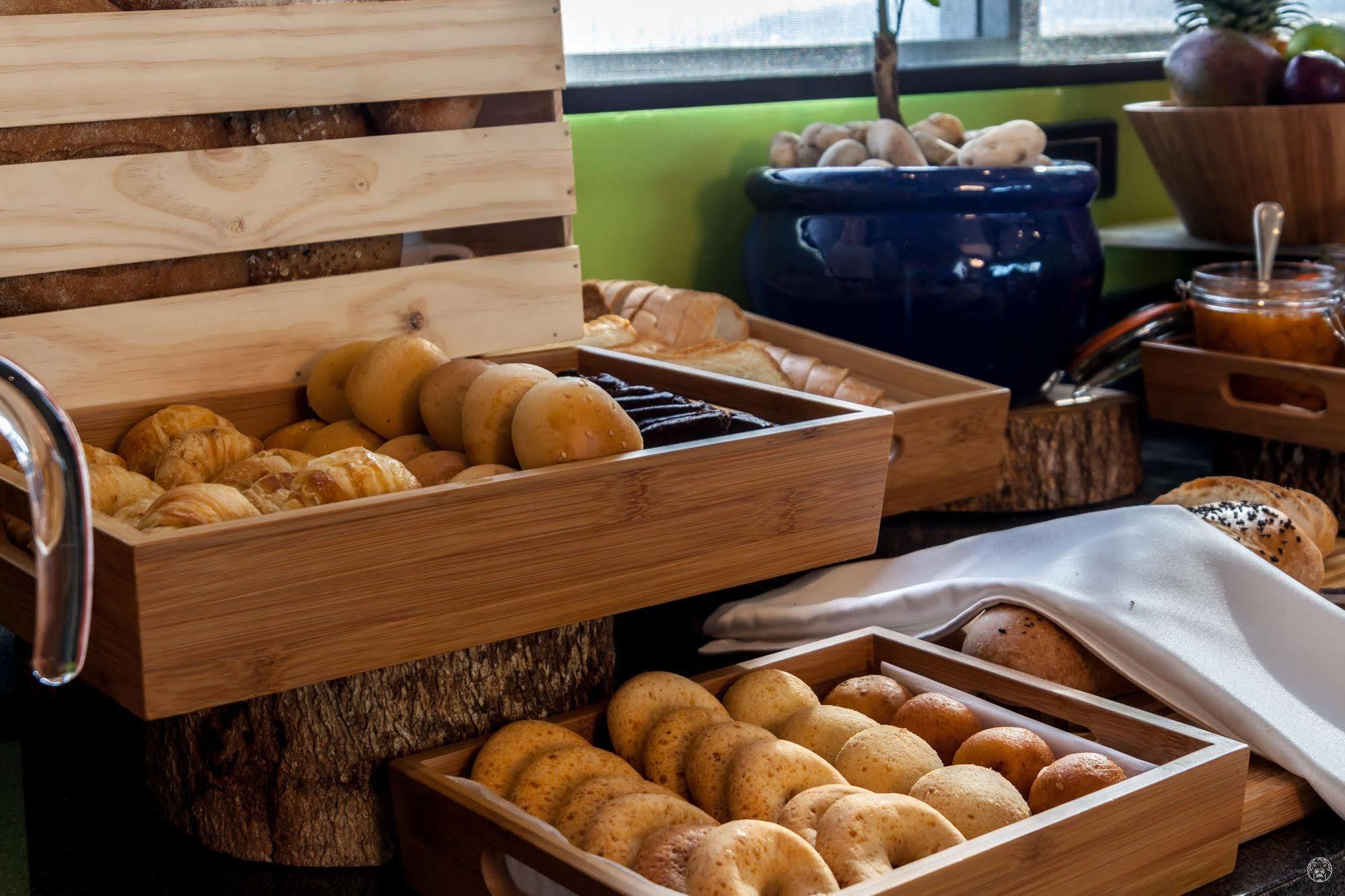 Sky Collection Lifestyle Hotel & Suites Barranquilla Barranquilla (Atlantico) Exteriör bild Buns at a buffet