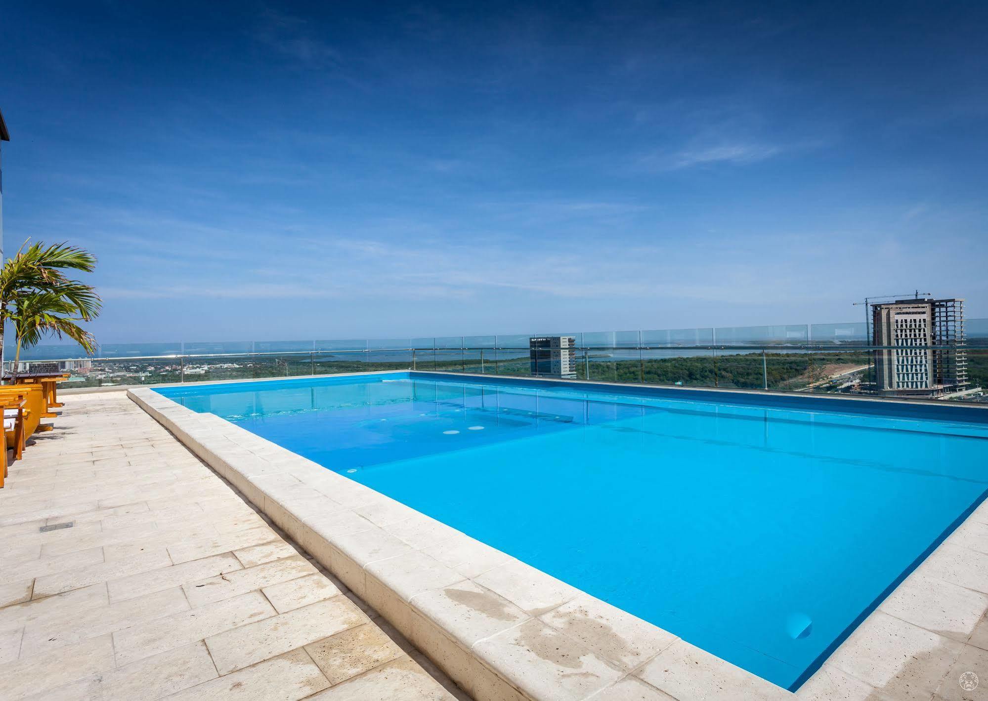 Sky Collection Lifestyle Hotel & Suites Barranquilla Barranquilla (Atlantico) Exteriör bild Infinity pool at the rooftop of the hotel