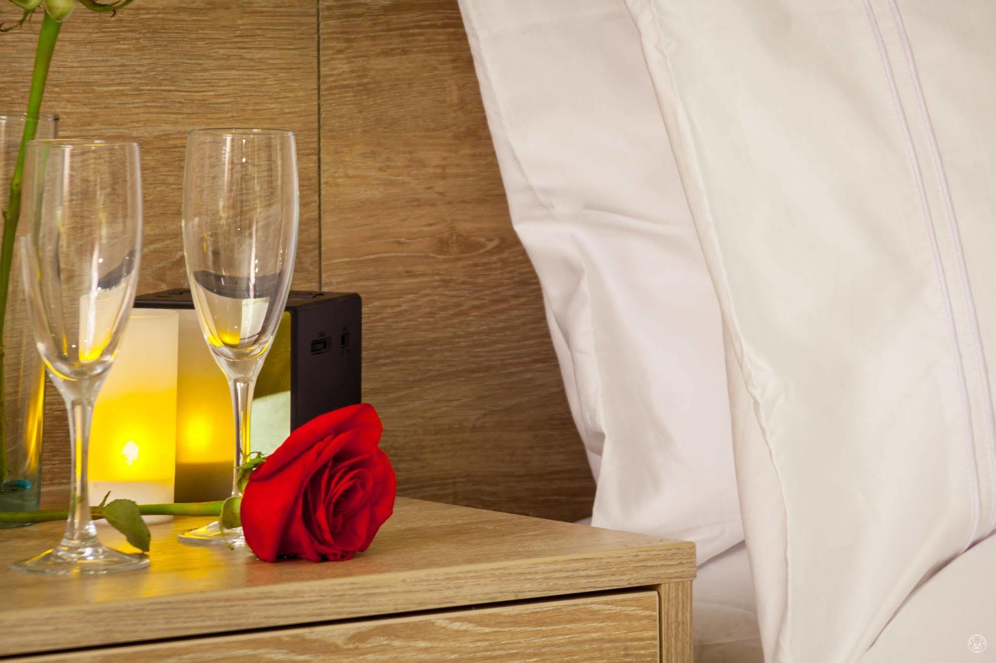 Sky Collection Lifestyle Hotel & Suites Barranquilla Barranquilla (Atlantico) Exteriör bild A red rose and champagne