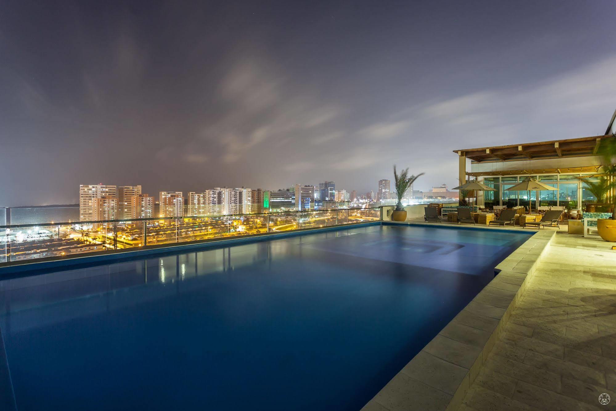 Sky Collection Lifestyle Hotel & Suites Barranquilla Barranquilla (Atlantico) Exteriör bild View from the rooftop pool