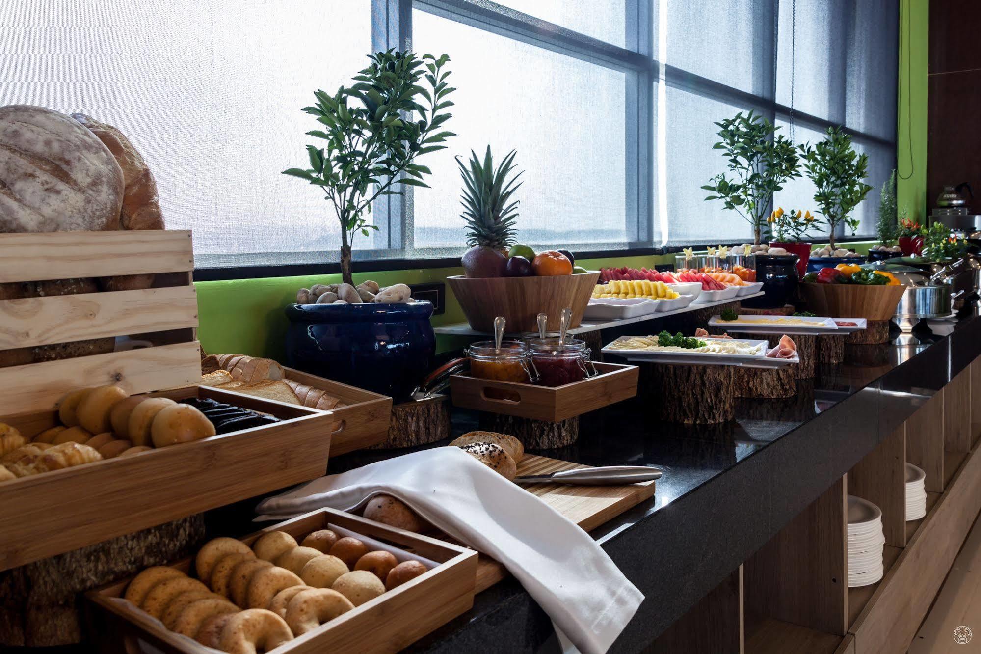Sky Collection Lifestyle Hotel & Suites Barranquilla Barranquilla (Atlantico) Exteriör bild A buffet at a hotel