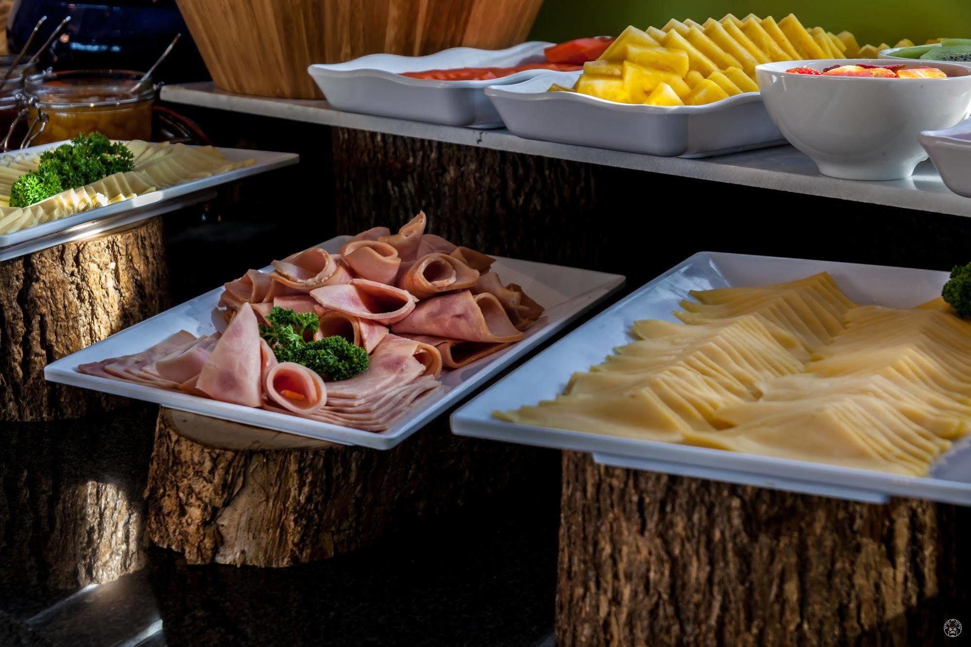 Sky Collection Lifestyle Hotel & Suites Barranquilla Barranquilla (Atlantico) Exteriör bild A buffet with ham and cheese