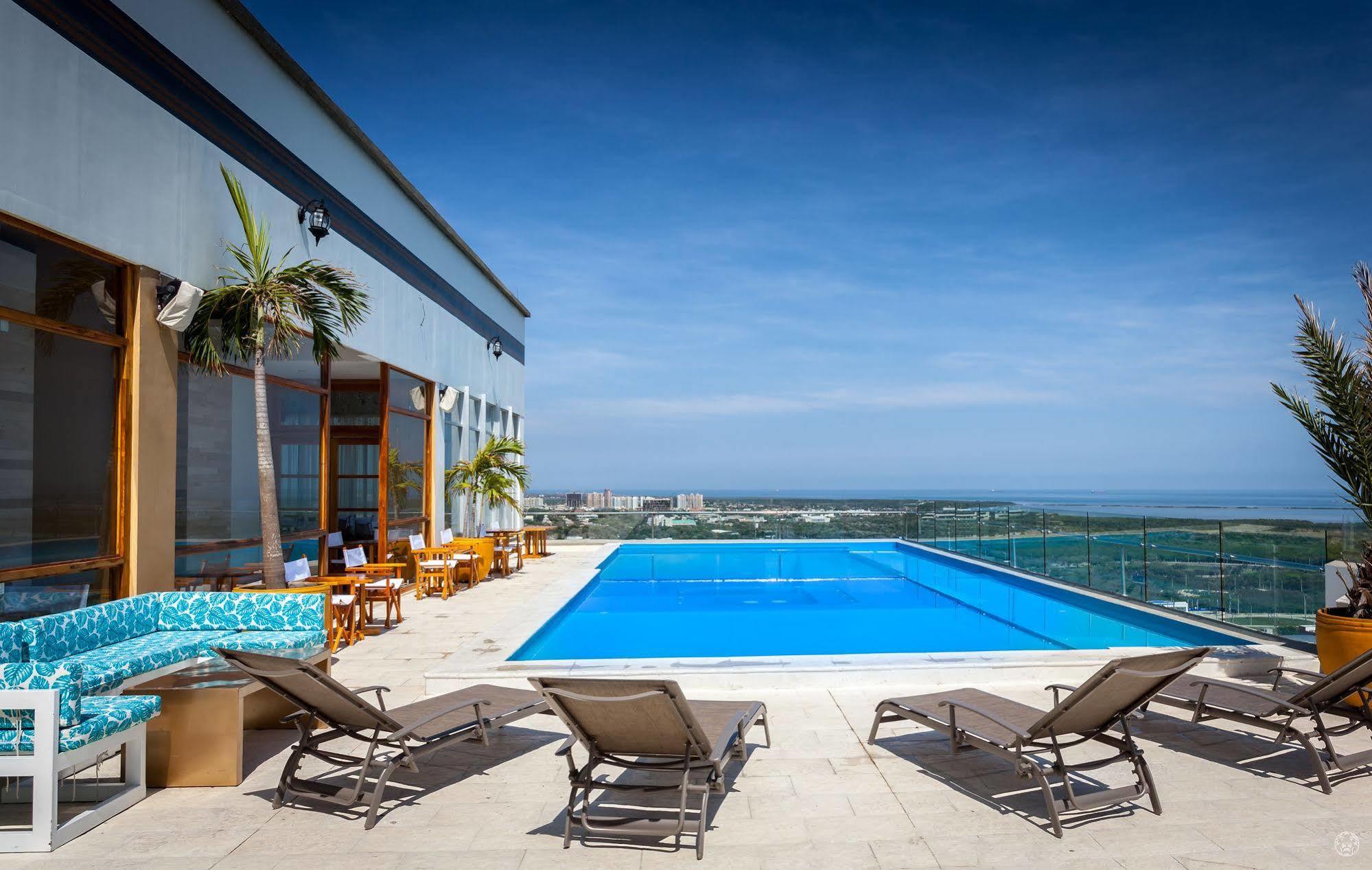 Sky Collection Lifestyle Hotel & Suites Barranquilla Barranquilla (Atlantico) Exteriör bild Rooftop pool at the hotel